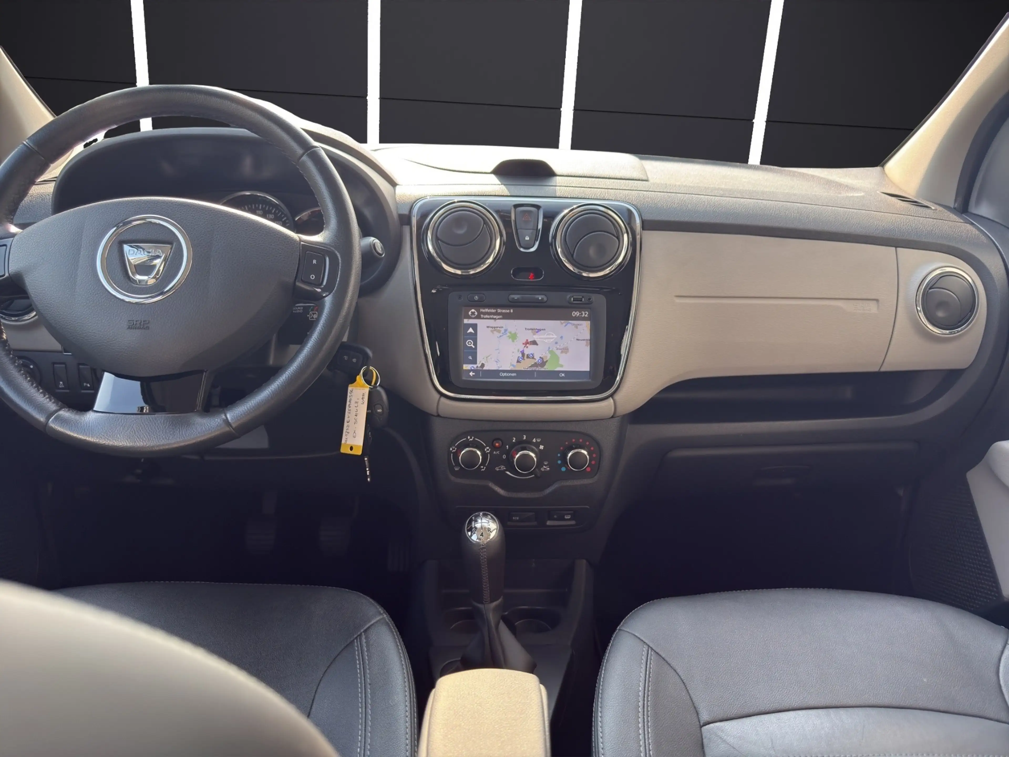 Dacia Lodgy Prestige TCe 115 5-Sitzer Navi Standheizung Rückfahrkamera Leder Klimaanlage — photo 11