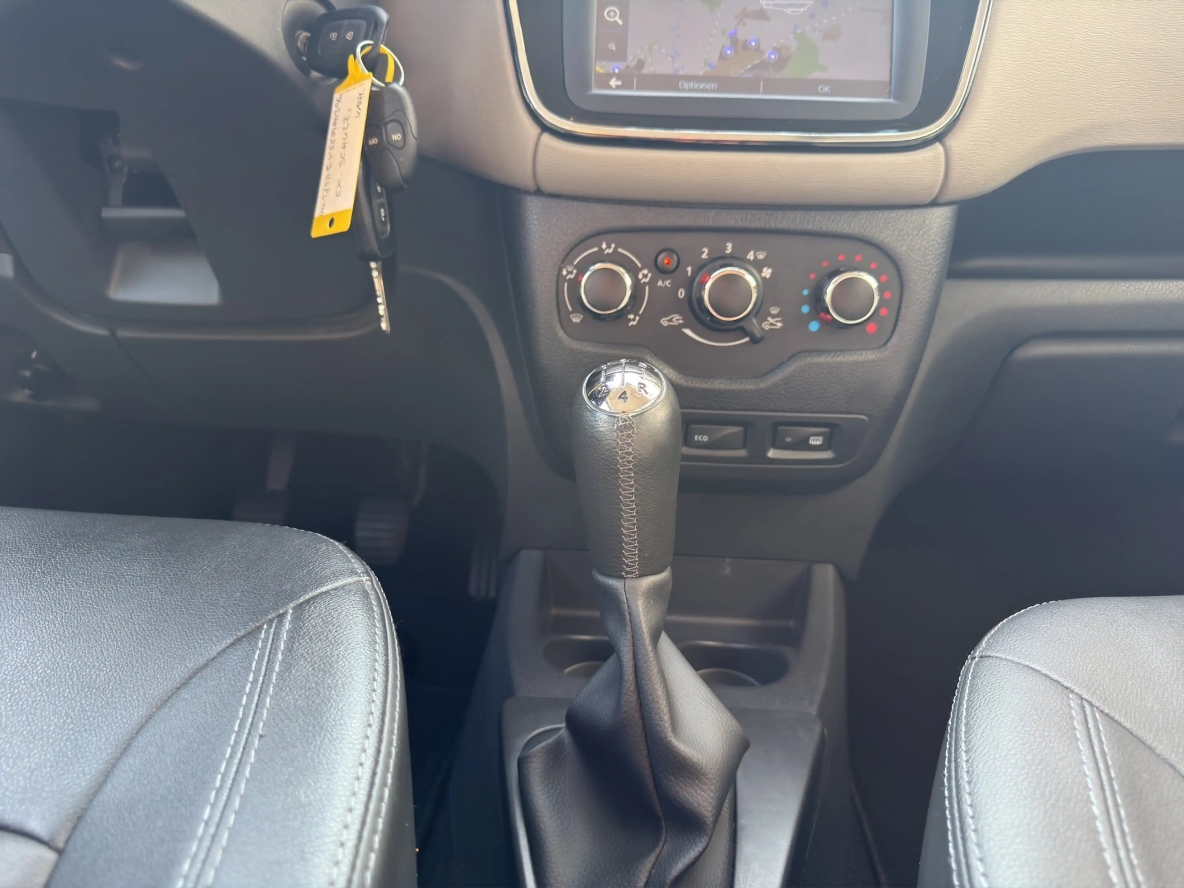 Dacia Lodgy Prestige TCe 115 5-Sitzer Navi Standheizung Rückfahrkamera Leder Klimaanlage — photo 12
