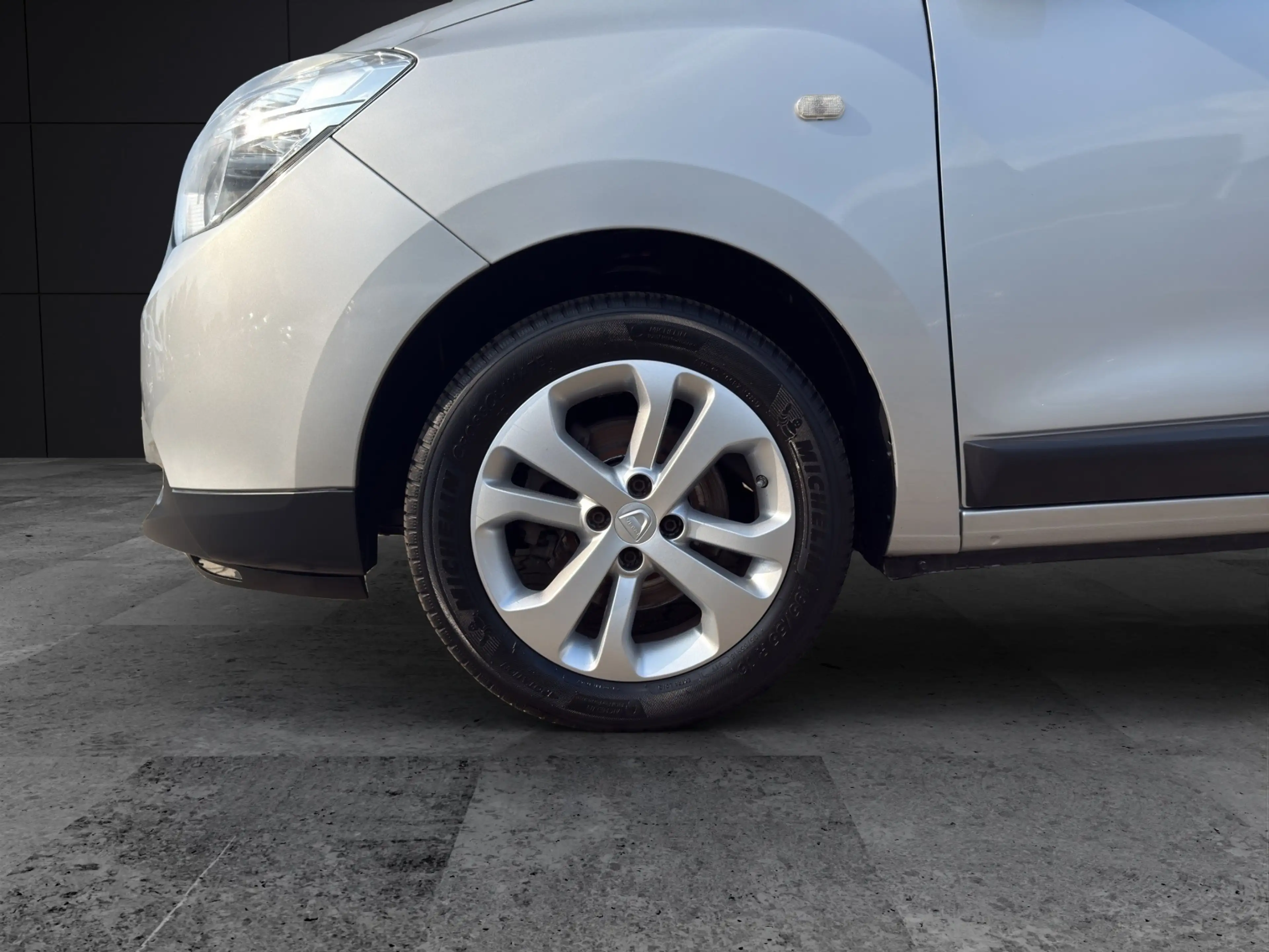 Dacia Lodgy Prestige TCe 115 5-Sitzer Navi Standheizung Rückfahrkamera Leder Klimaanlage — photo 5