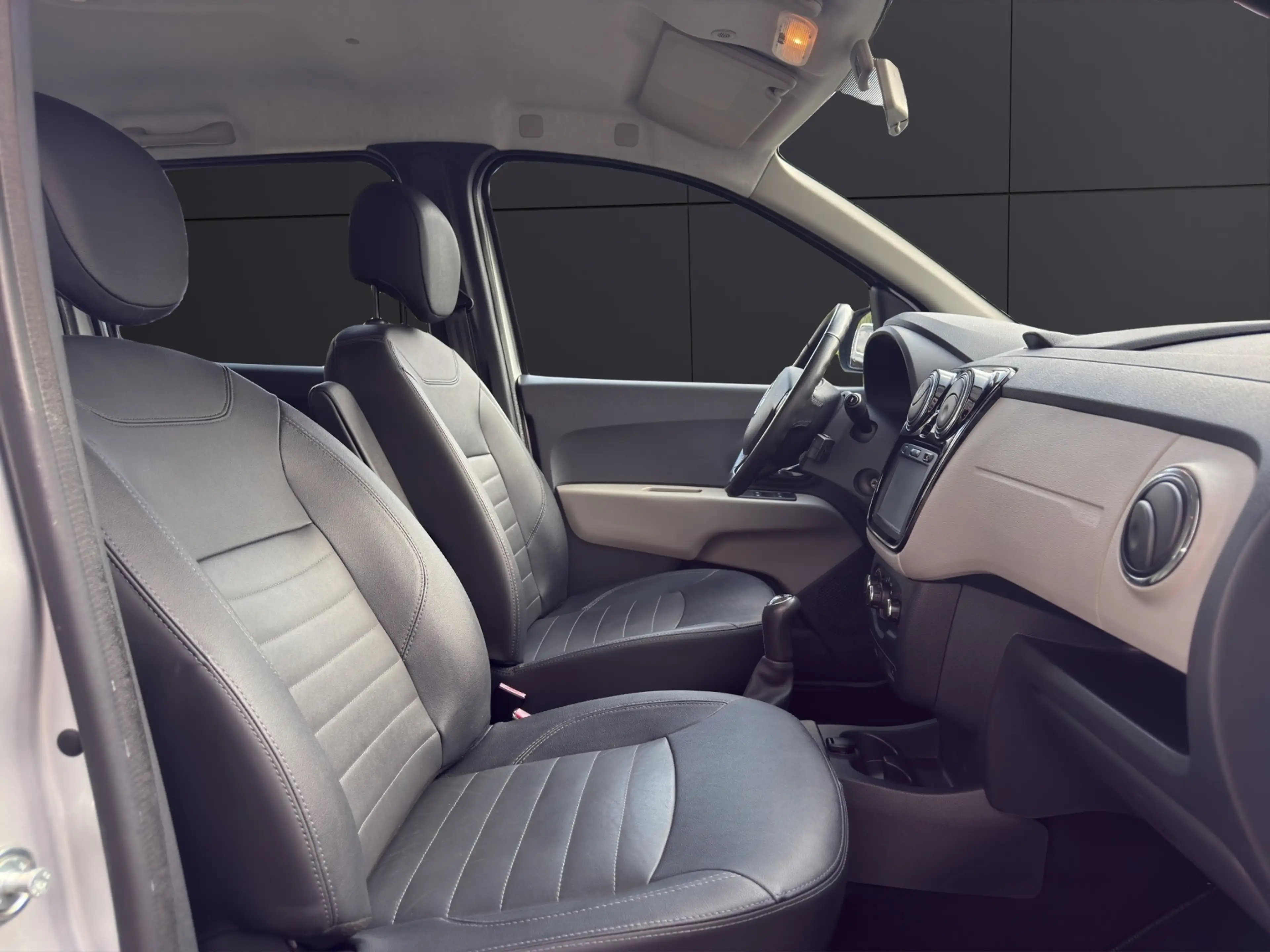 Dacia Lodgy Prestige TCe 115 5-Sitzer Navi Standheizung Rückfahrkamera Leder Klimaanlage — photo 6