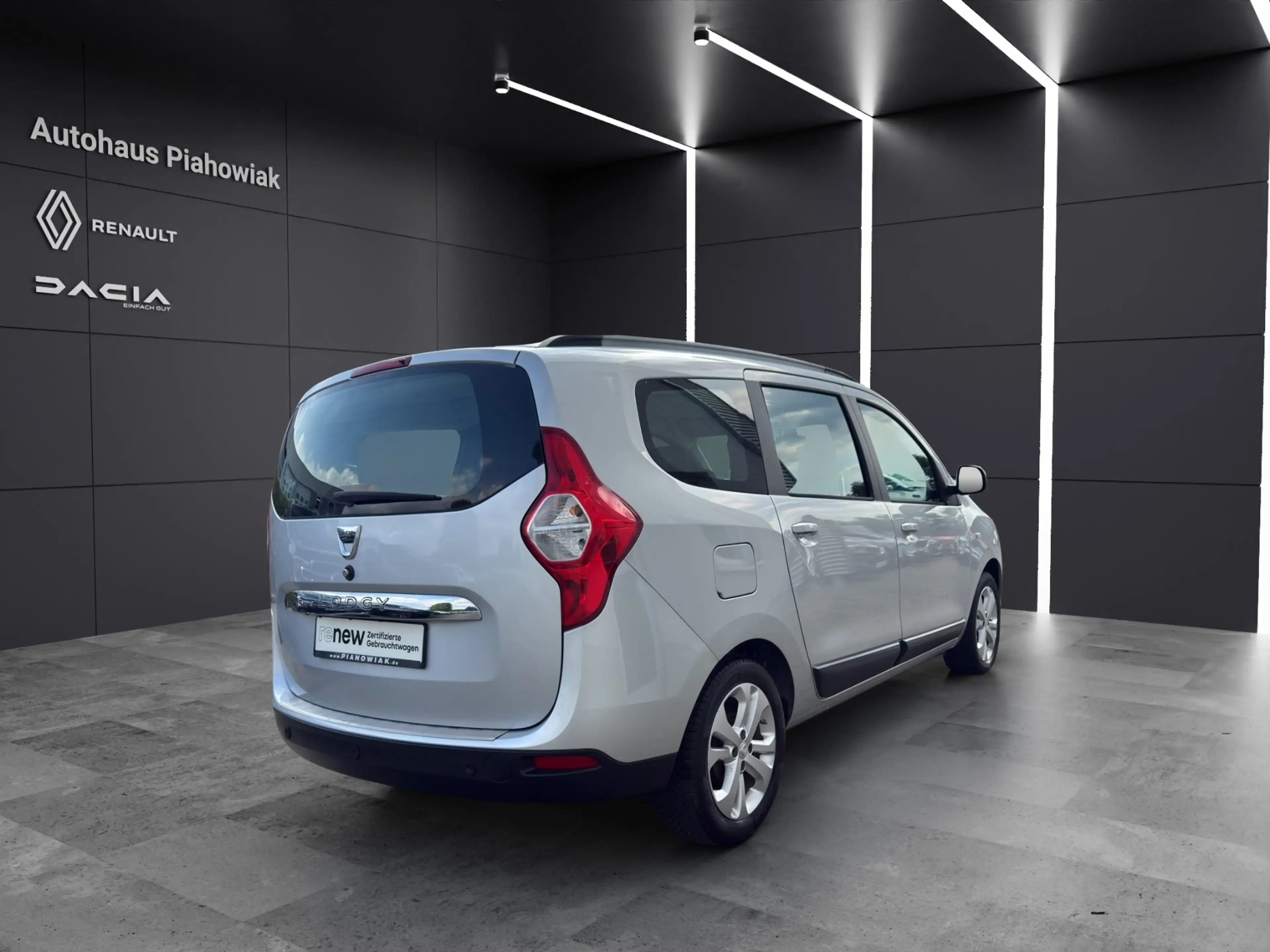 Dacia Lodgy Prestige TCe 115 5-Sitzer Navi Standheizung Rückfahrkamera Leder Klimaanlage — photo 3
