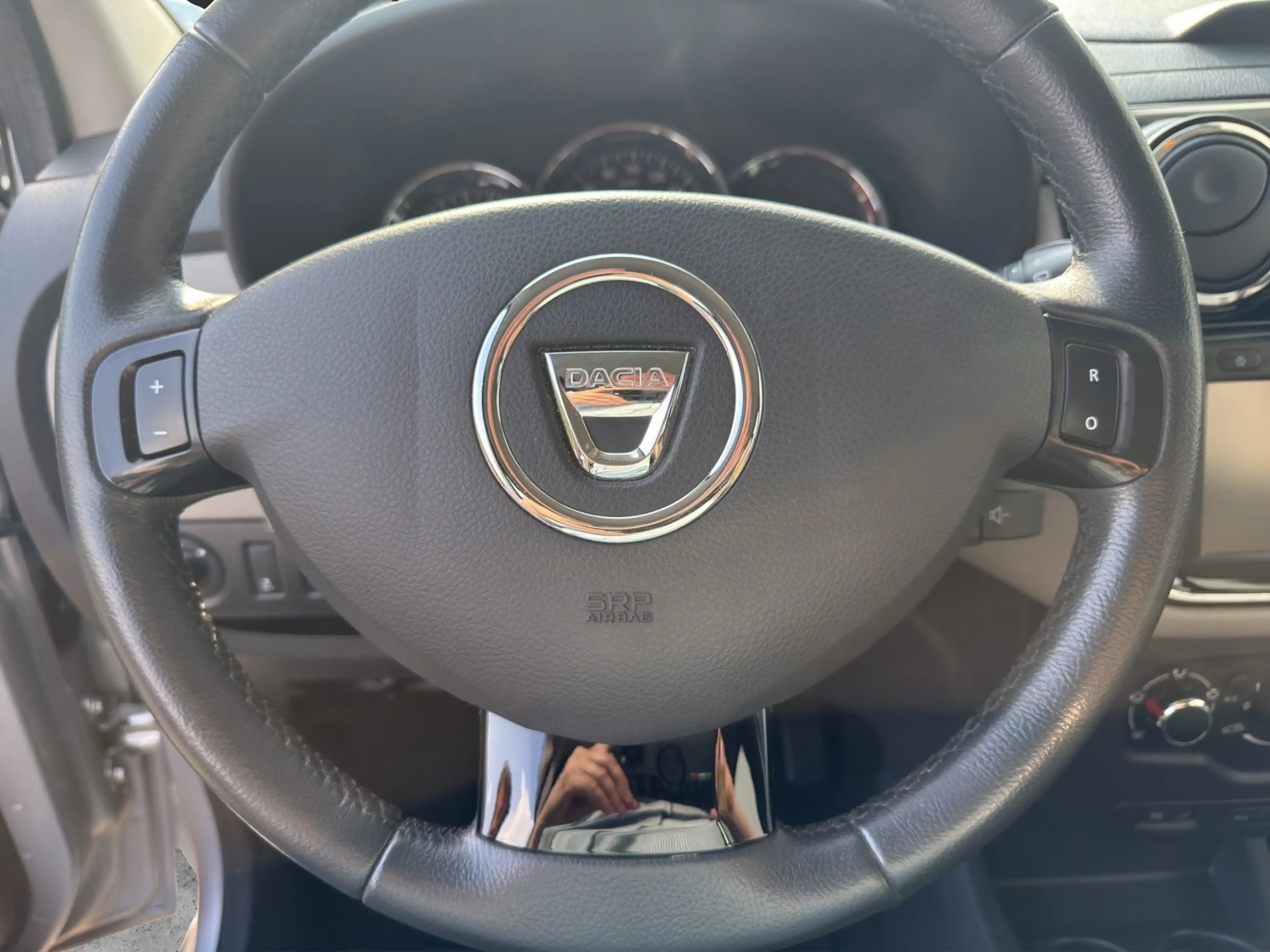 Dacia Lodgy Prestige TCe 115 5-Sitzer Navi Standheizung Rückfahrkamera Leder Klimaanlage — photo 14