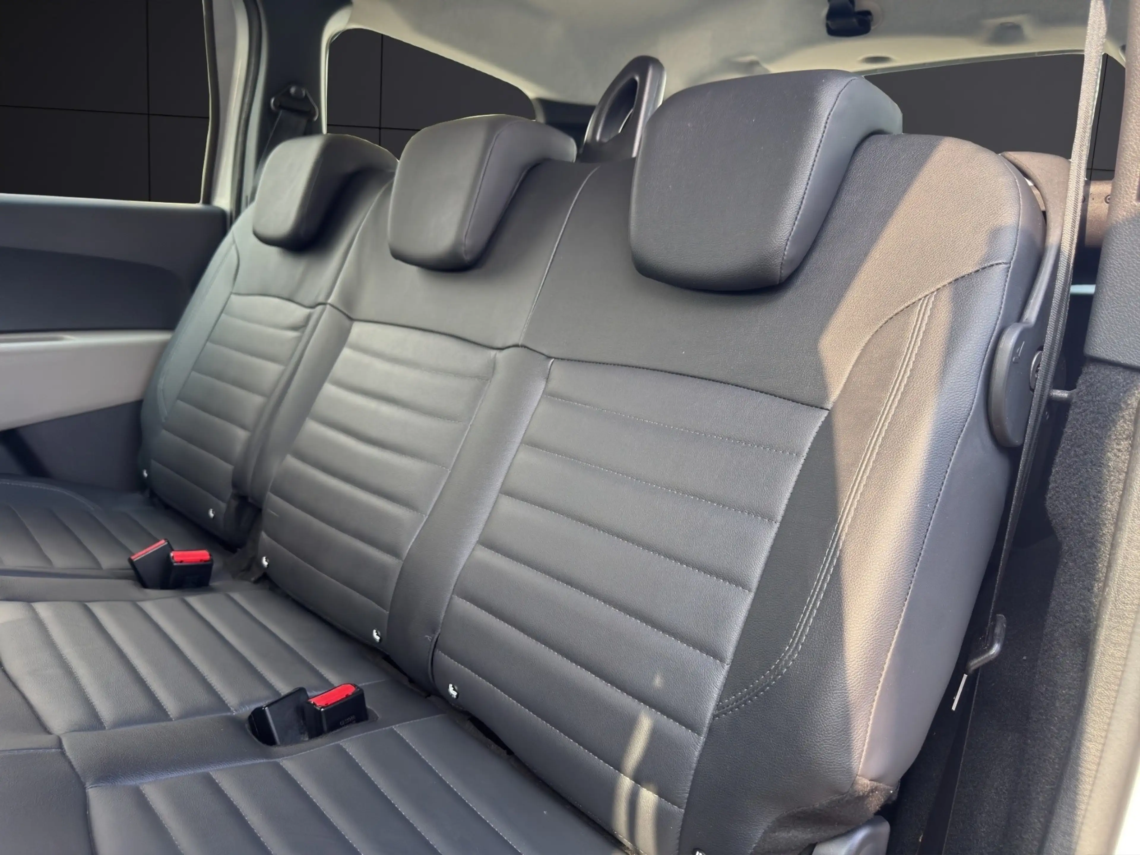 Dacia Lodgy Prestige TCe 115 5-Sitzer Navi Standheizung Rückfahrkamera Leder Klimaanlage — photo 9