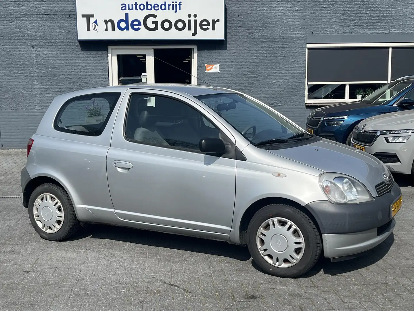 Toyota Yaris 1.0-16V VVT-i Terra | APK 4-2026 | Gris - 1