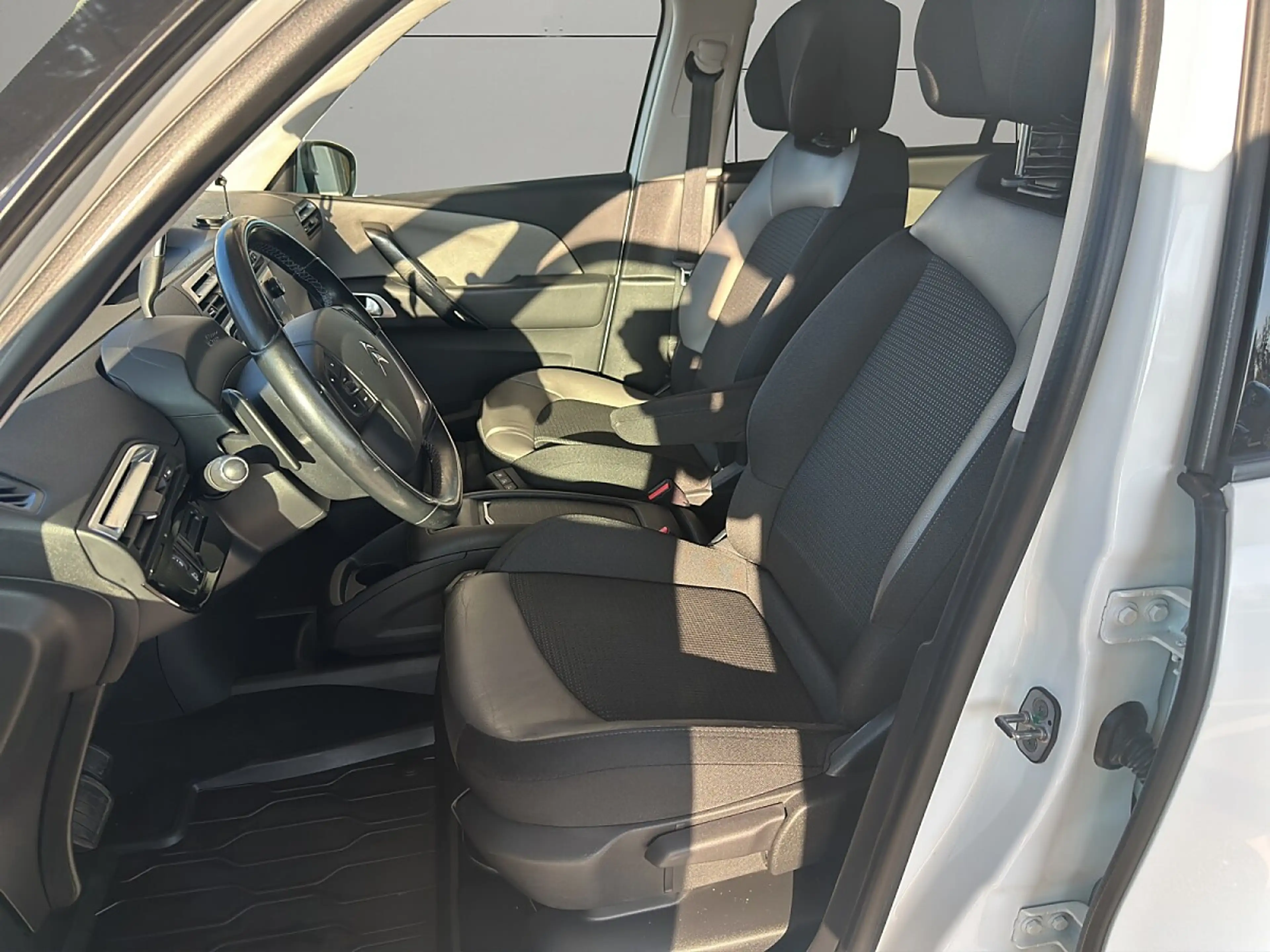 Citroen Grand C4 Picasso PureTech 130 S&S EAT6 Shine — photo 7