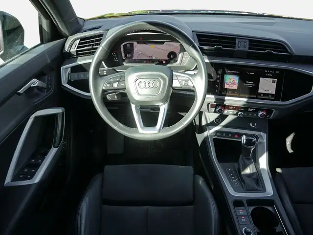 Audi Q3 view 8