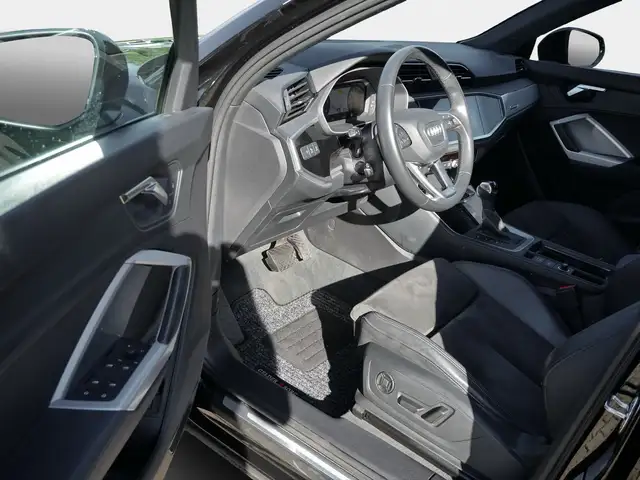 Audi Q3 view 14