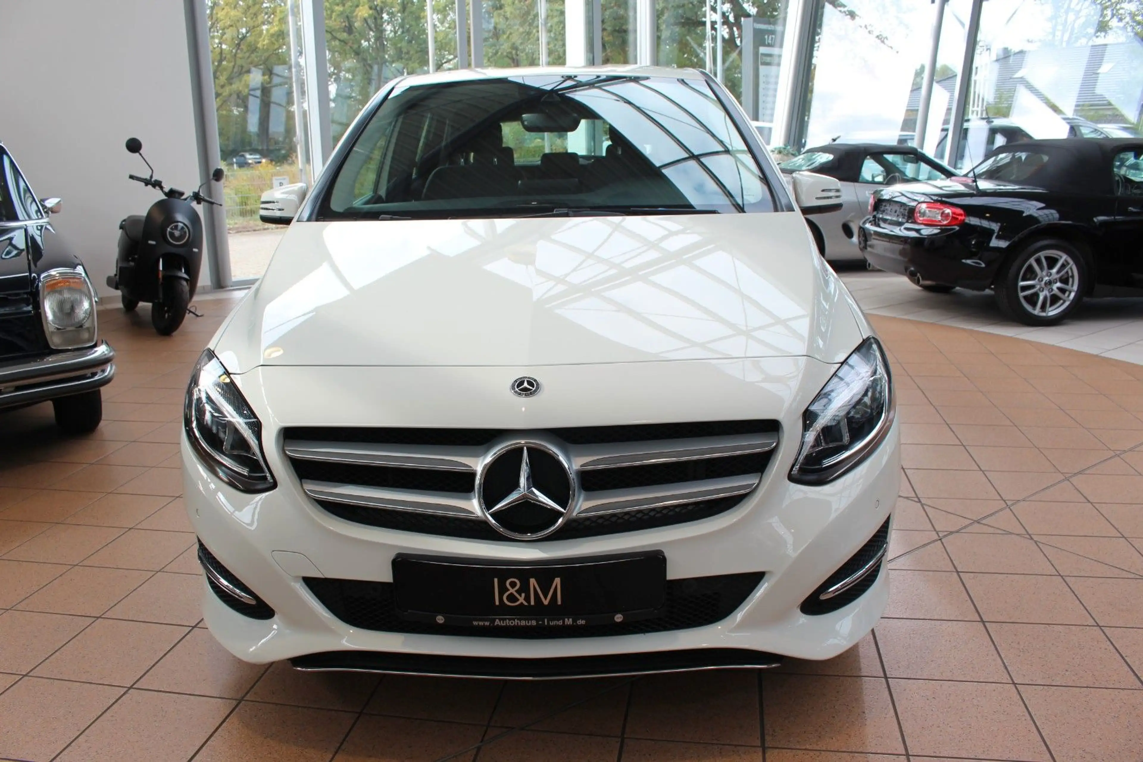 Mercedes-Benz B 220 4Matic+Cam+AHK+PDC+SHZ+CarPlay+Navi+