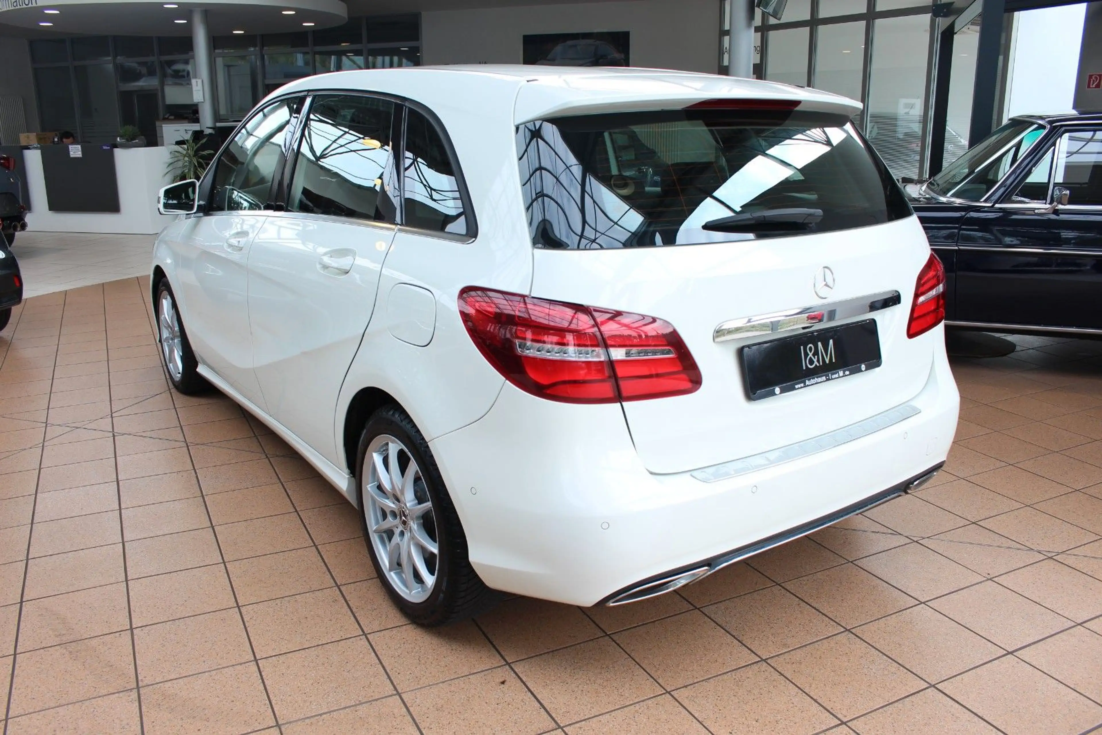 Mercedes-Benz B 220 4Matic+Cam+AHK+PDC+SHZ+CarPlay+Navi+ — photo 4