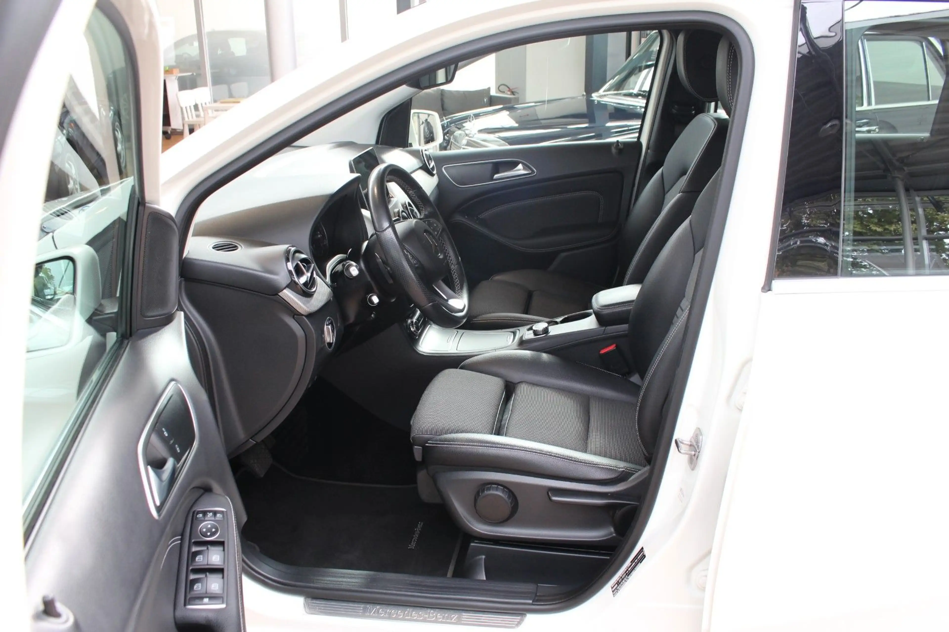 Mercedes-Benz B 220 4Matic+Cam+AHK+PDC+SHZ+CarPlay+Navi+ — photo 9