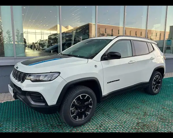 Jeep Compass en vente chez une concession Italie