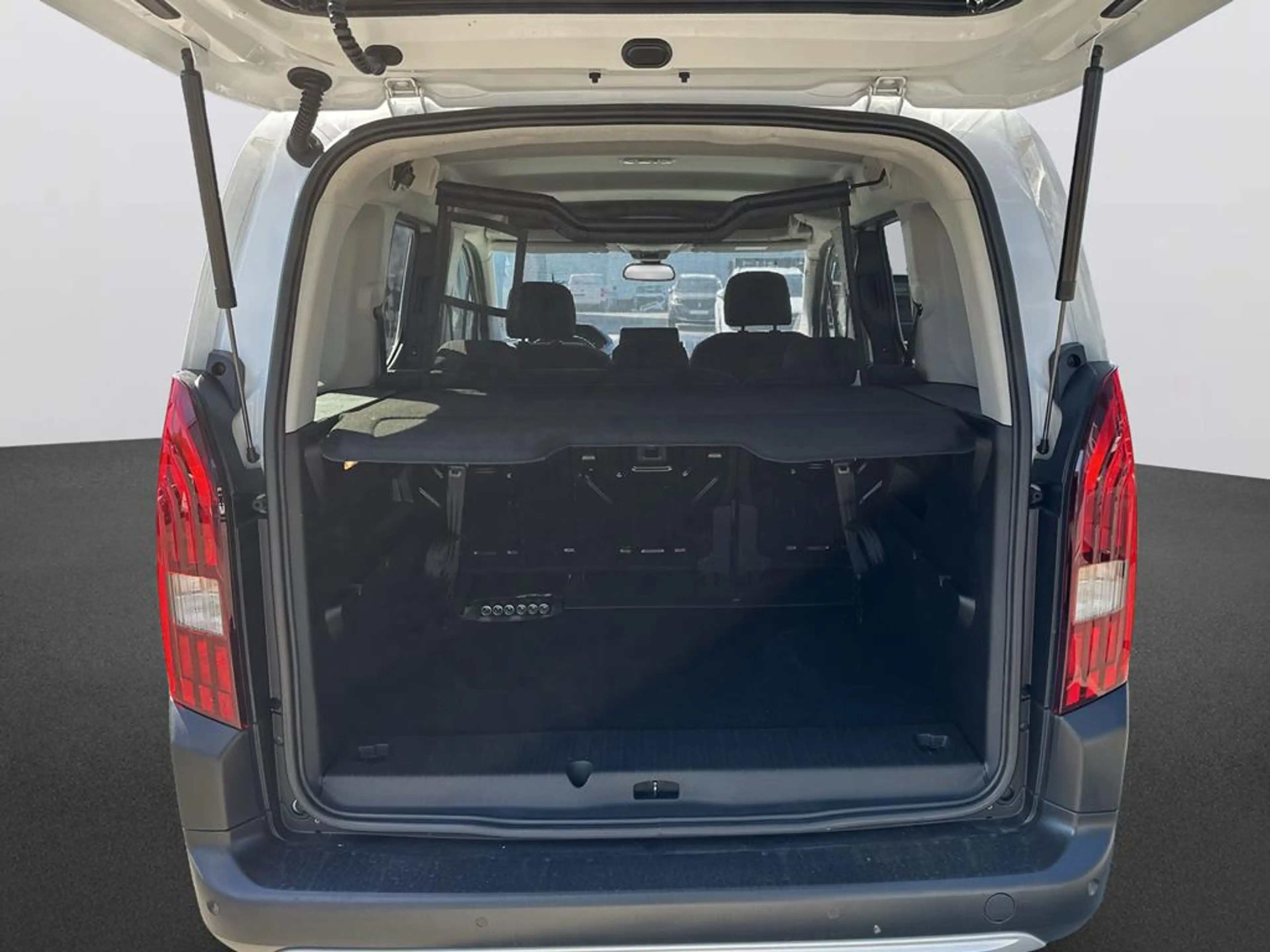 Peugeot Rifter 1.5BlueHDi 100 Allure Pack L1 S&amp — photo 9