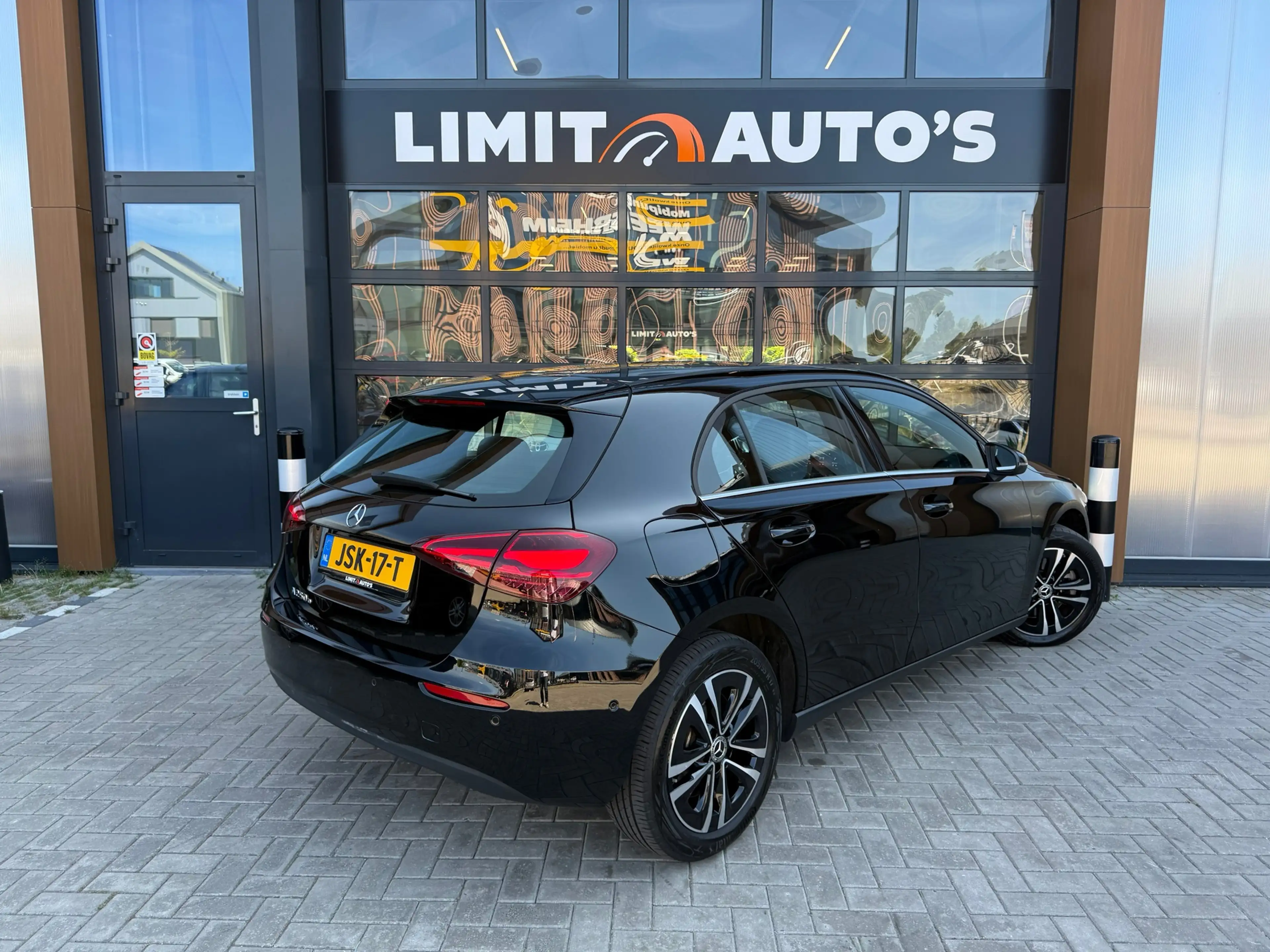 Mercedes-Benz A 250 e AMG Line — photo 2