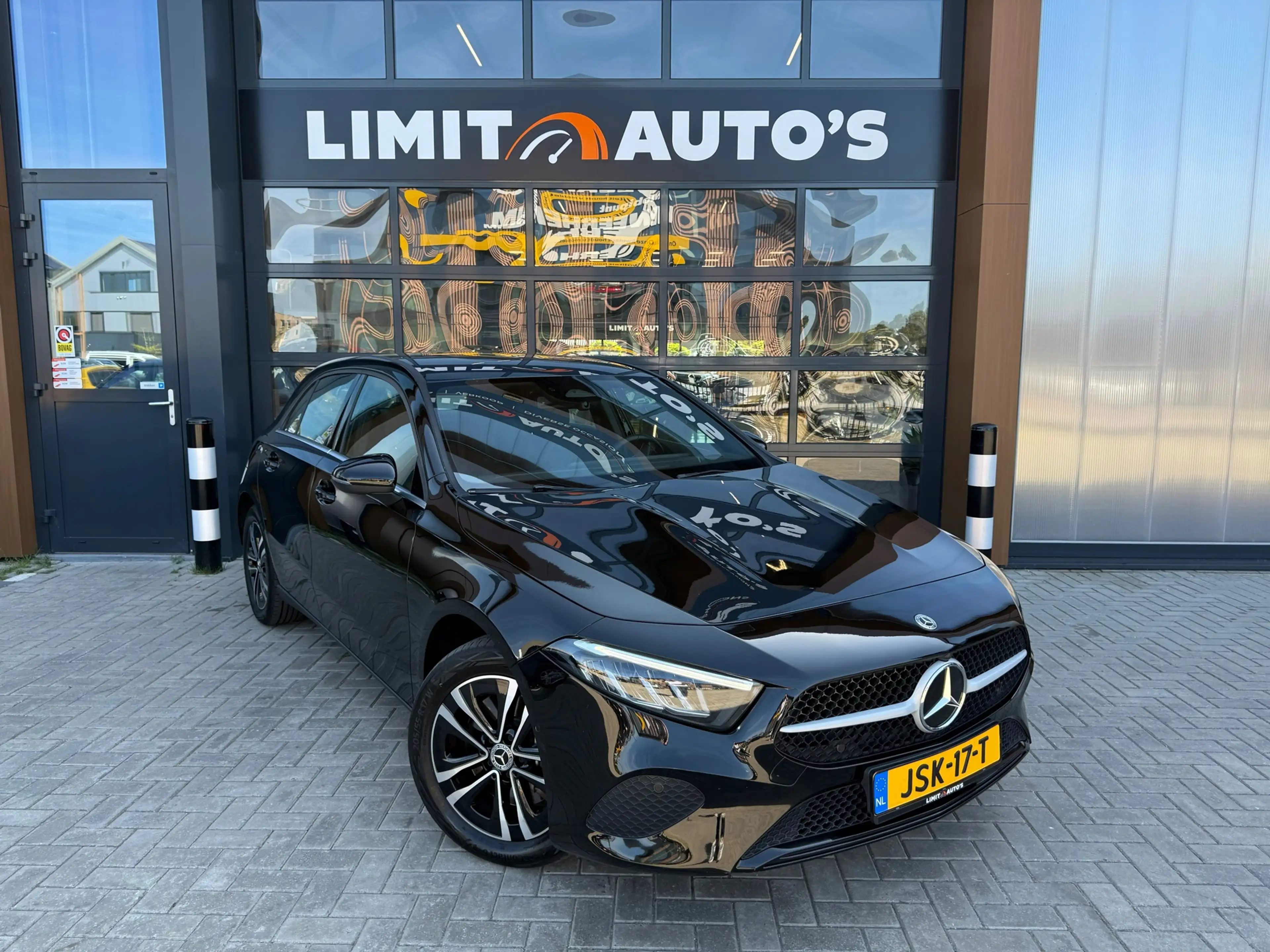 Mercedes-Benz A 250 e AMG Line — photo 4