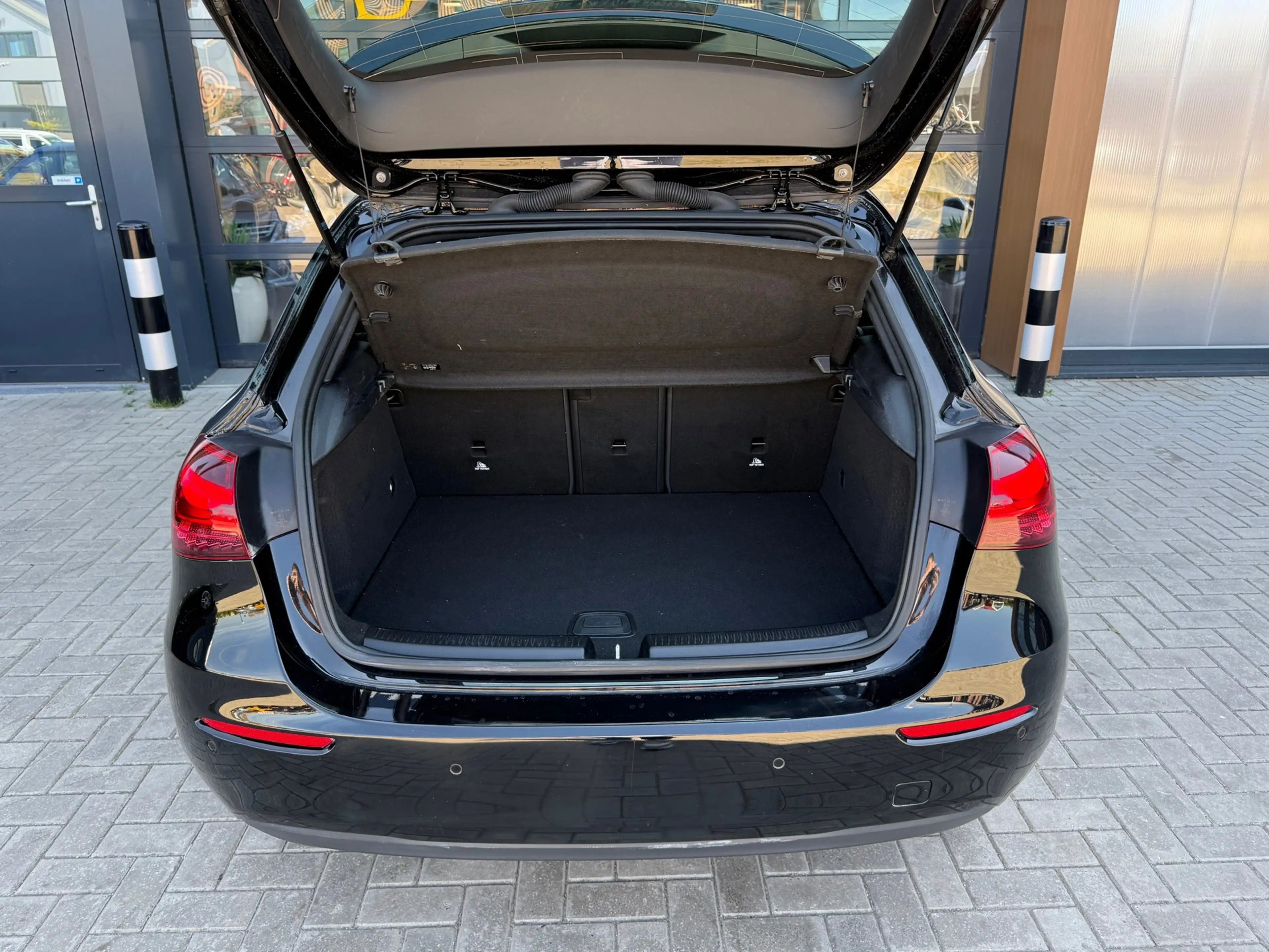 Mercedes-Benz A 250 e AMG Line — photo 9