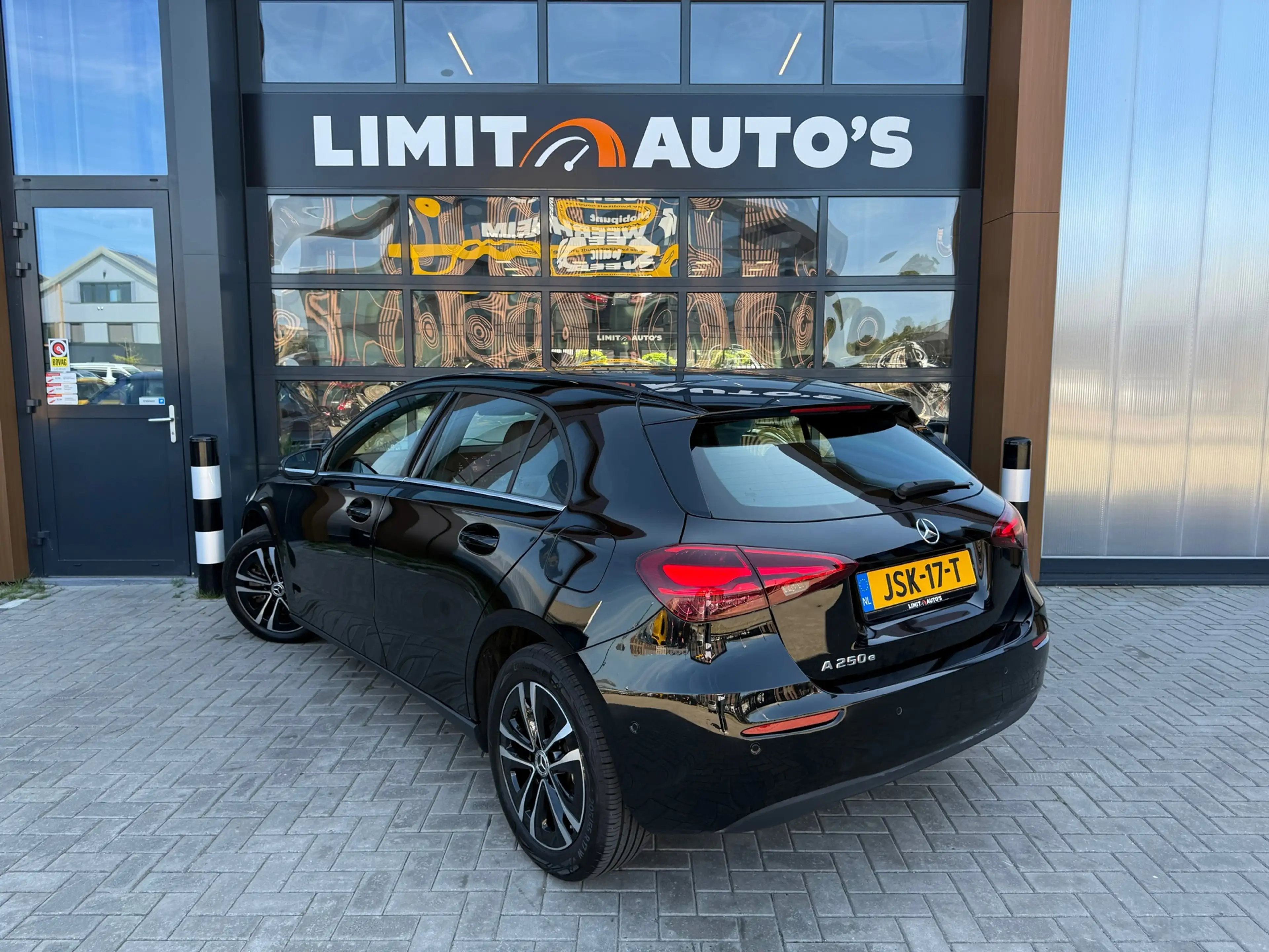 Mercedes-Benz A 250 e AMG Line — photo 5