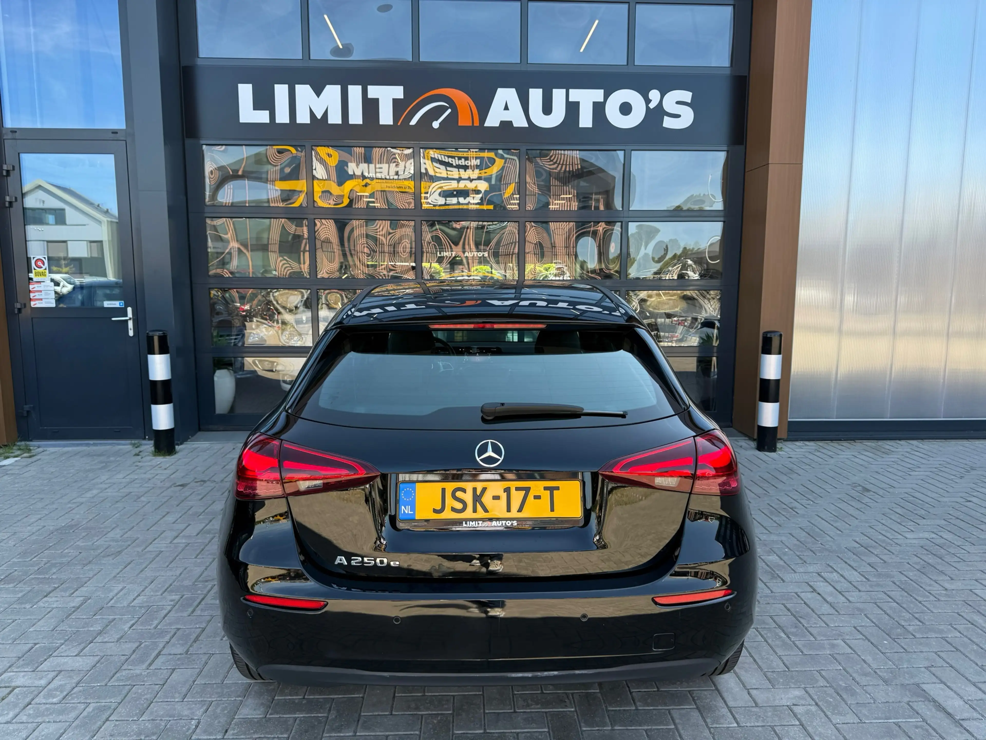 Mercedes-Benz A 250 e AMG Line — photo 8