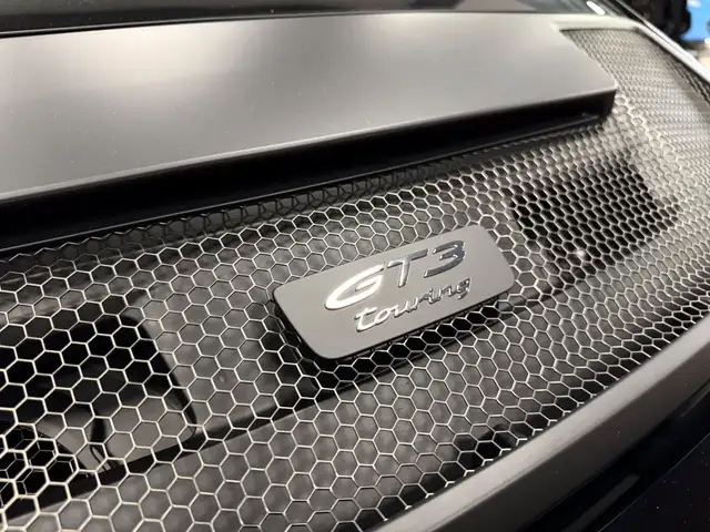 Porsche 992 view 7