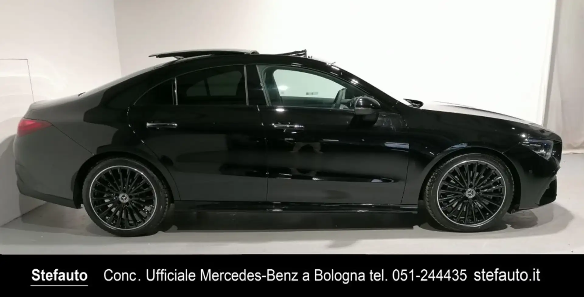 Mercedes-Benz CLA 200 d Automatic AMG Line Premium Zwart - 2