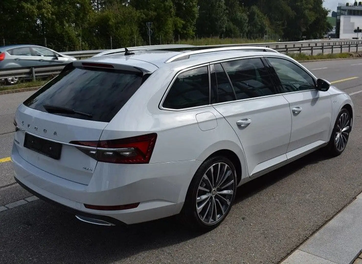 Skoda Superb Combi 2.0 TSI 4X4 DSG Laurin&Klement VOLL Weiß - 2