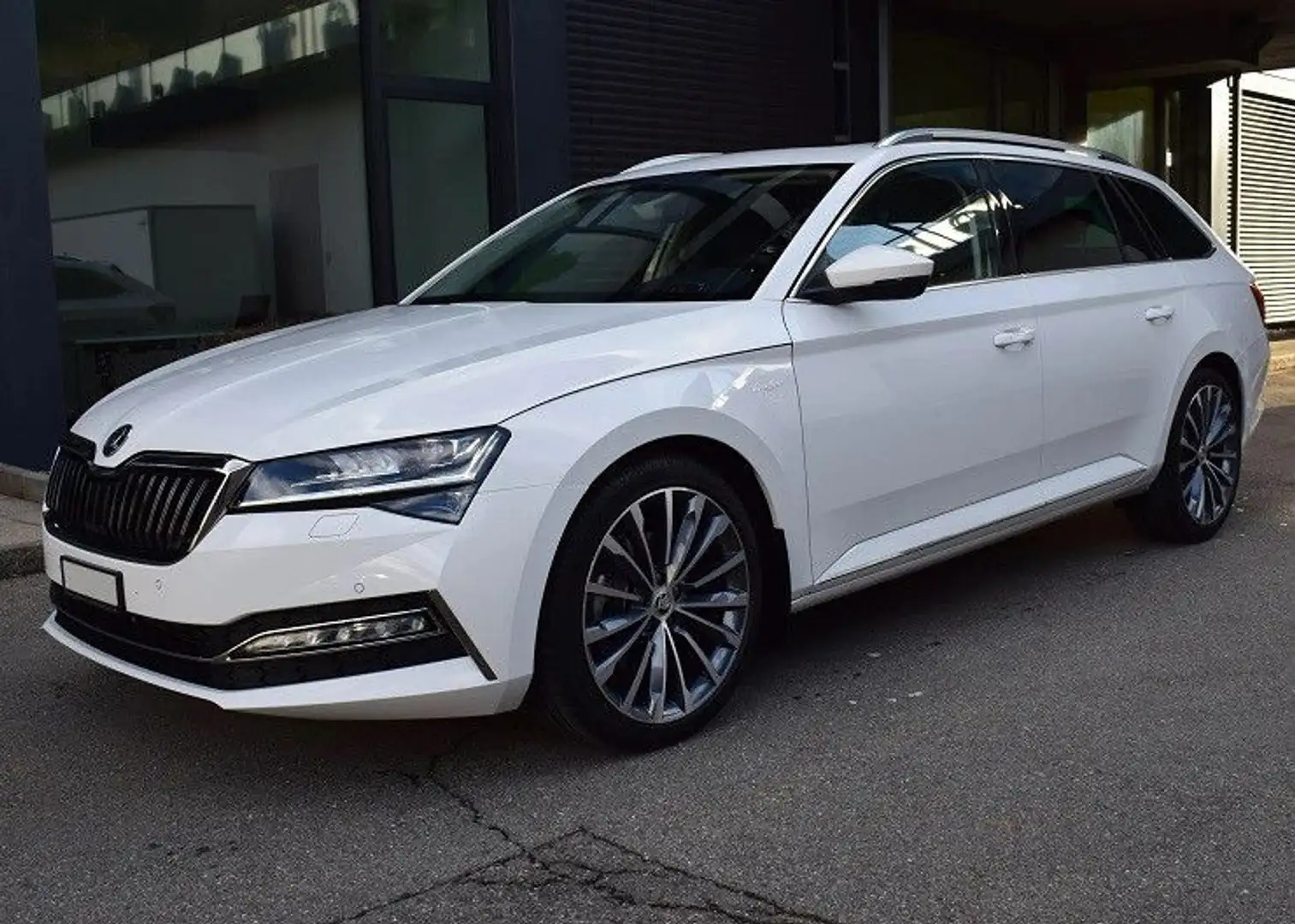 Skoda Superb Combi 2.0 TSI 4X4 DSG Laurin&Klement VOLL Weiß - 1