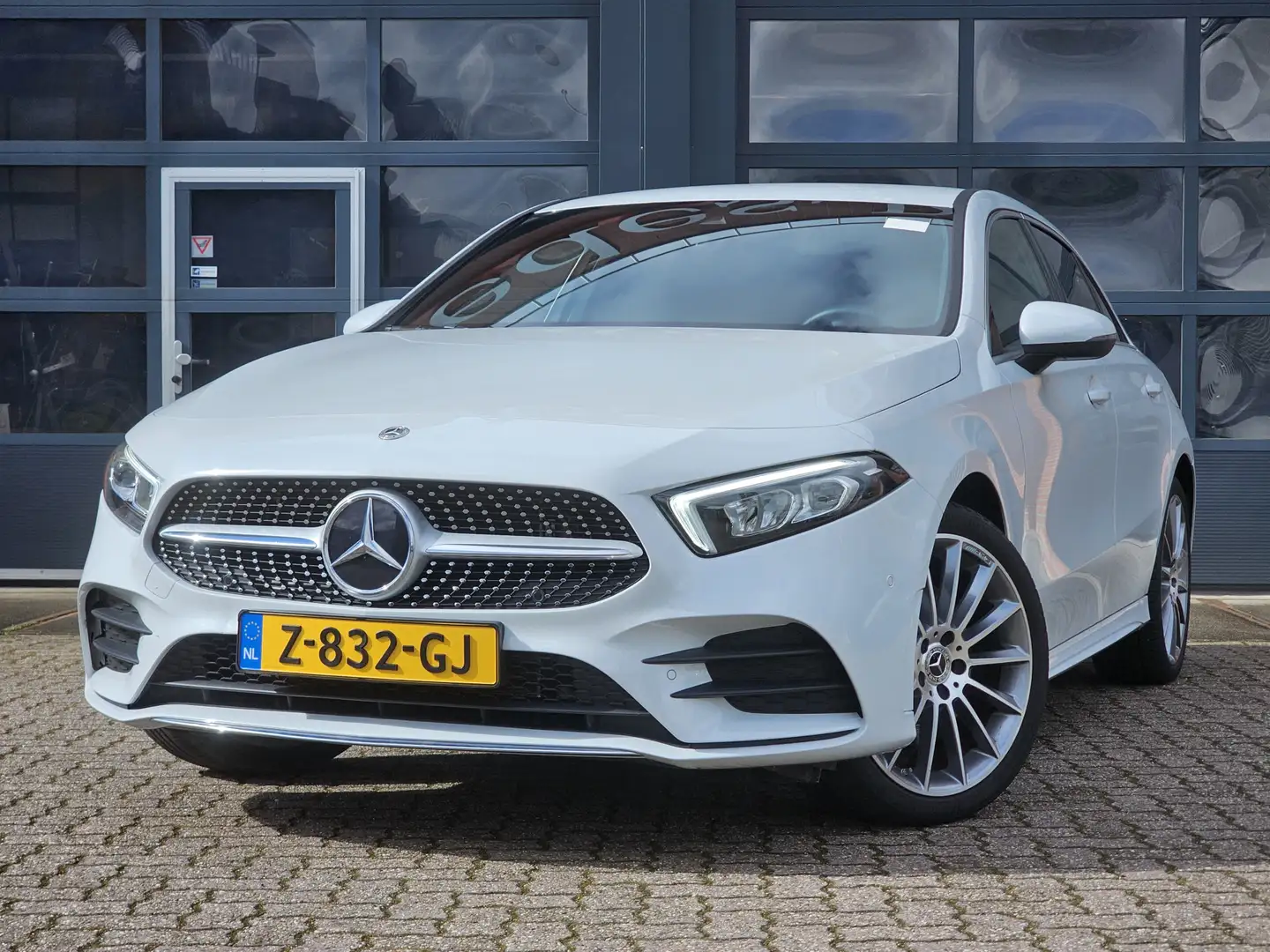 Mercedes-Benz A 250 A 250e AMG Line | 19 Inch | LED | Sfeerverlichting Wit - 2