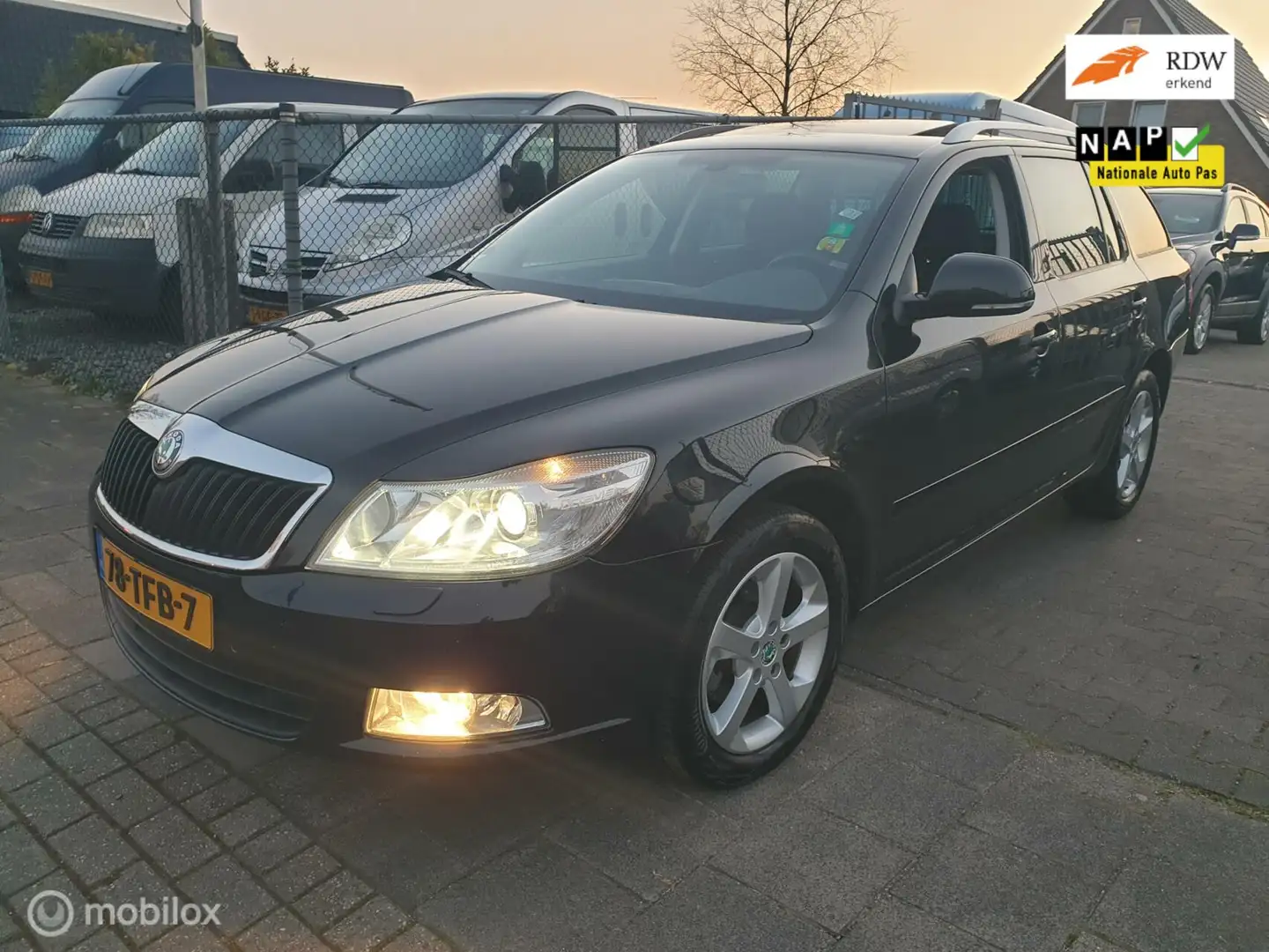 Skoda Octavia Combi 1.6 TDI Greentech Elegance Business Line Zwart - 1