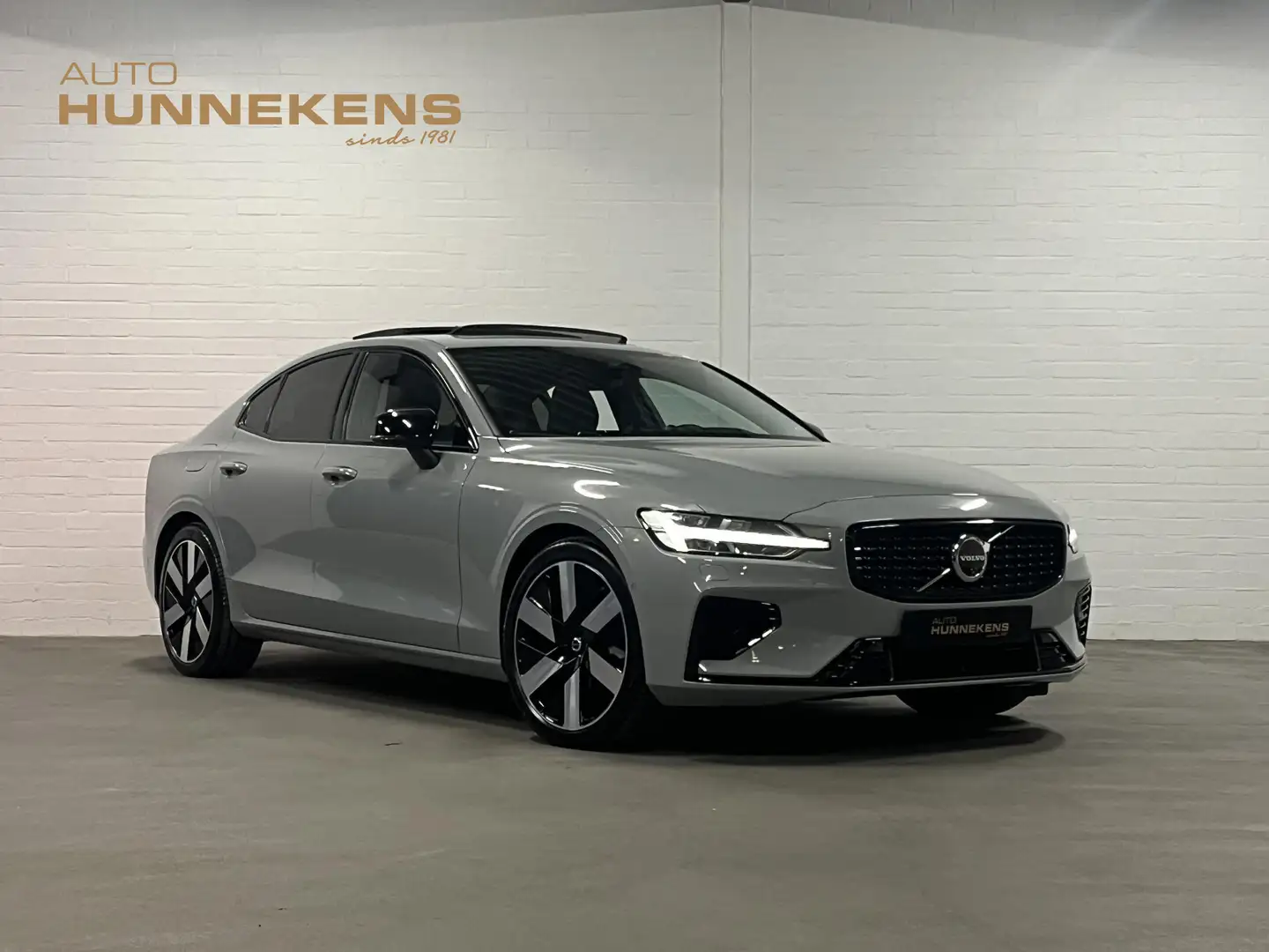 Volvo S60 2.0 Recharge T8 AWD Ultimate Dark *455 PK* | Massa Gris - 1