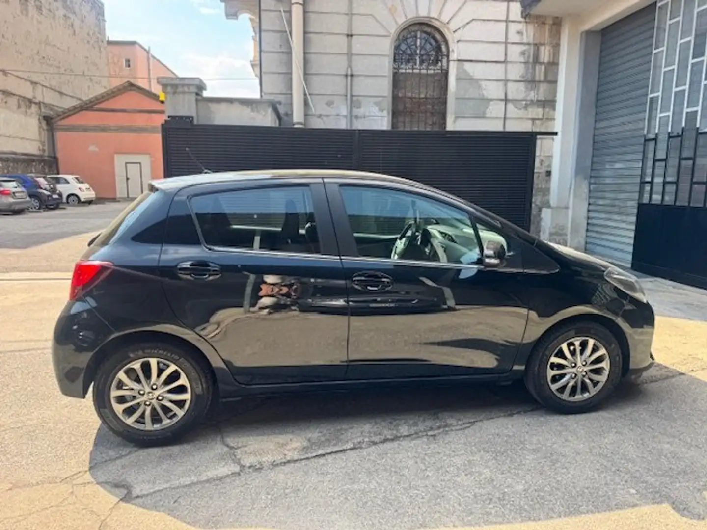 Toyota Yaris Yaris III 2015 5p 1.0 Lounge Nero - 2