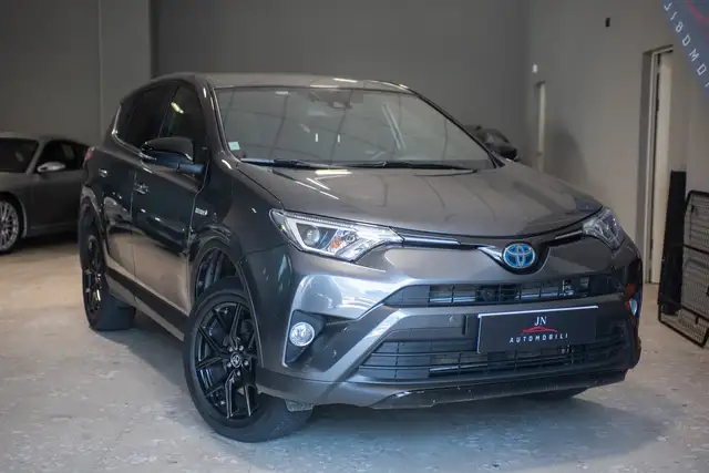 Toyota RAV4 en vente chez une concession Italie