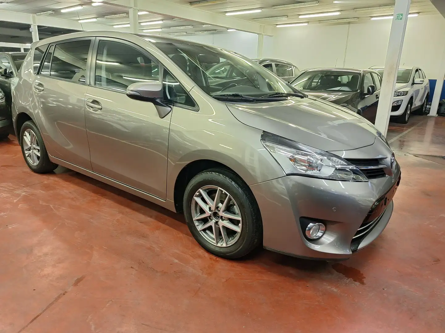 Toyota Verso 1.6i Skyview 5pl. Beige - 1