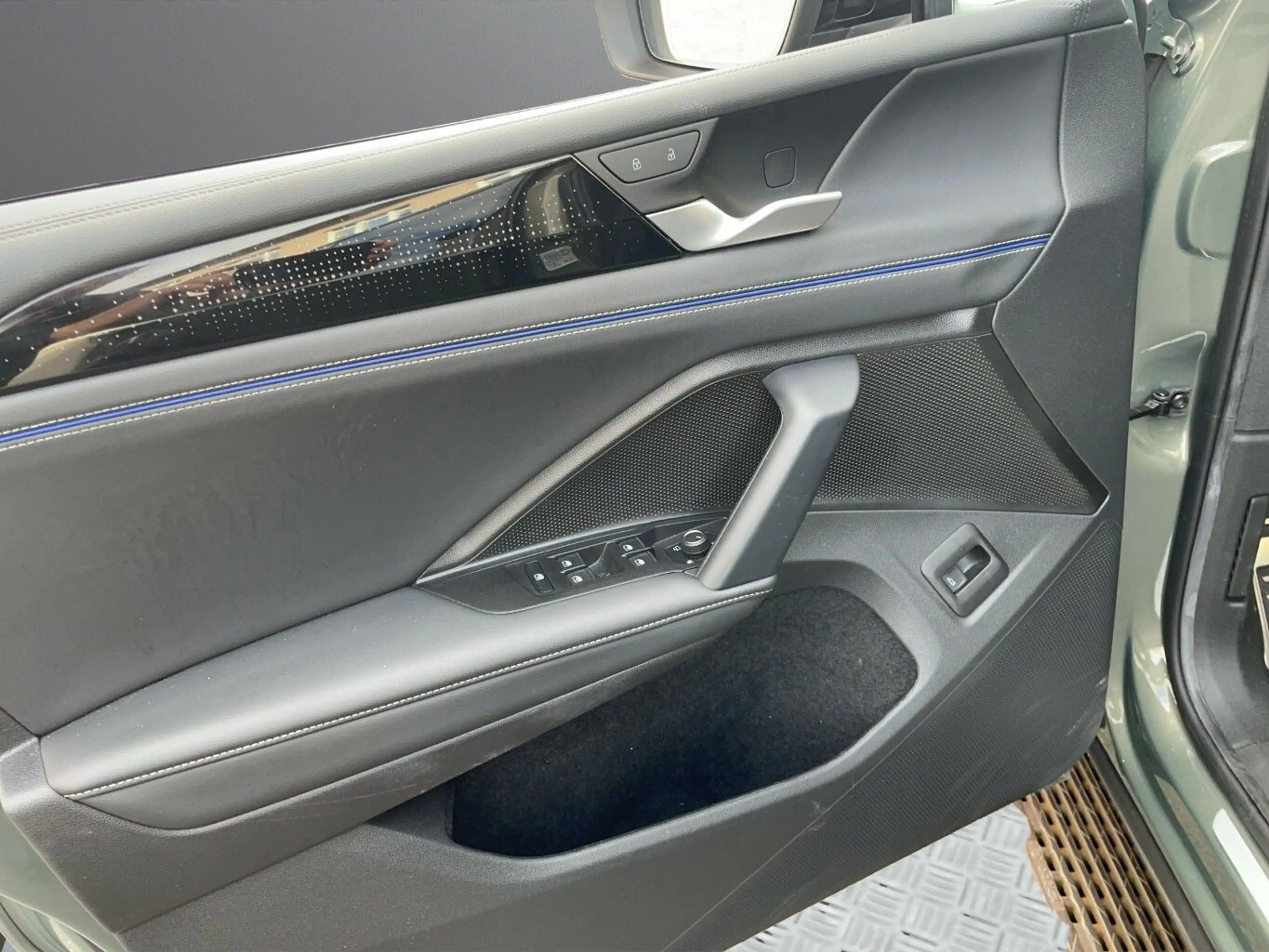 Volkswagen Tiguan R-Line 4Motion 2.0 TDI DSG Matrix AZV Har — photo 12