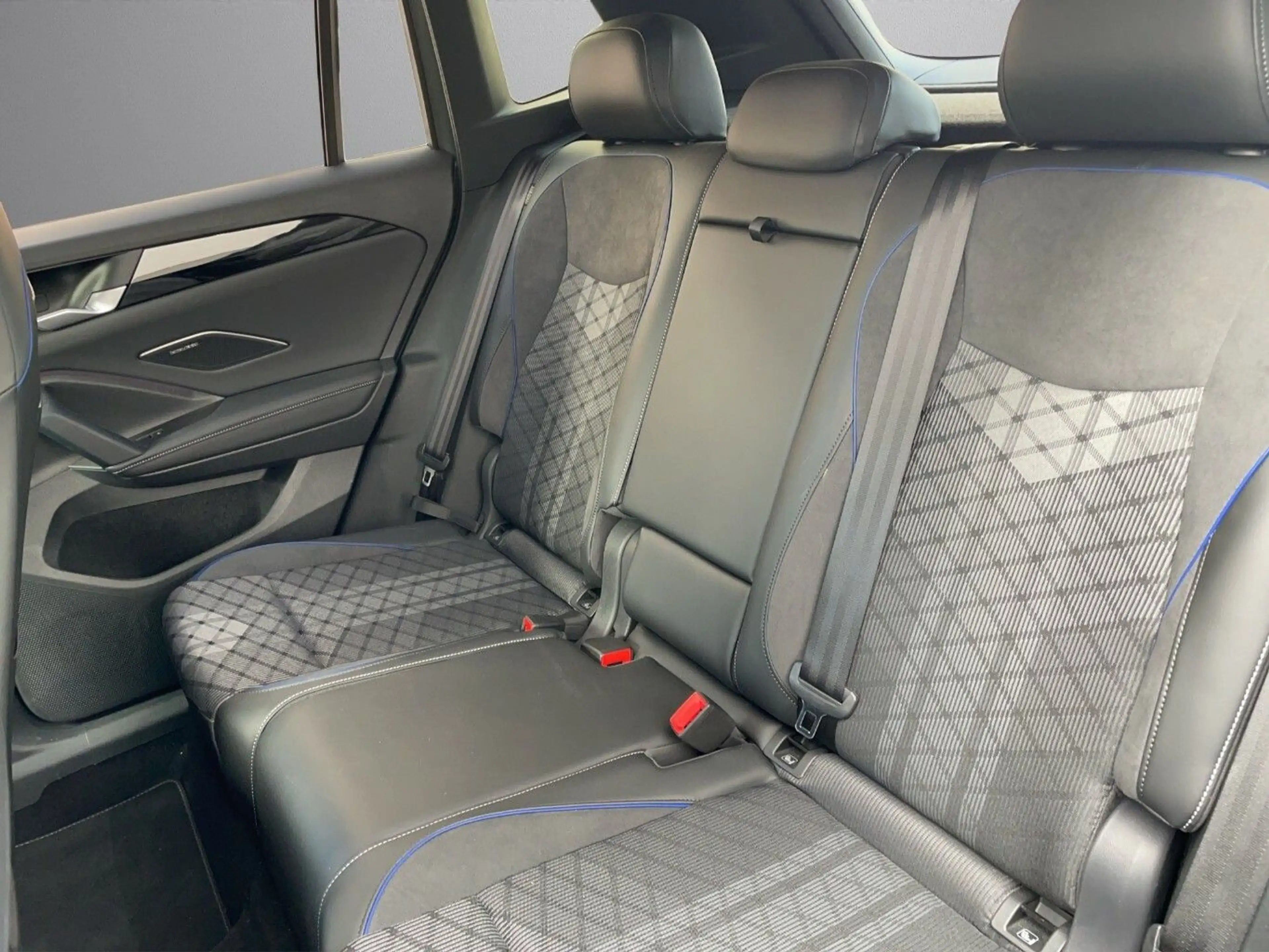 Volkswagen Tiguan R-Line 4Motion 2.0 TDI DSG Matrix AZV Har — photo 9
