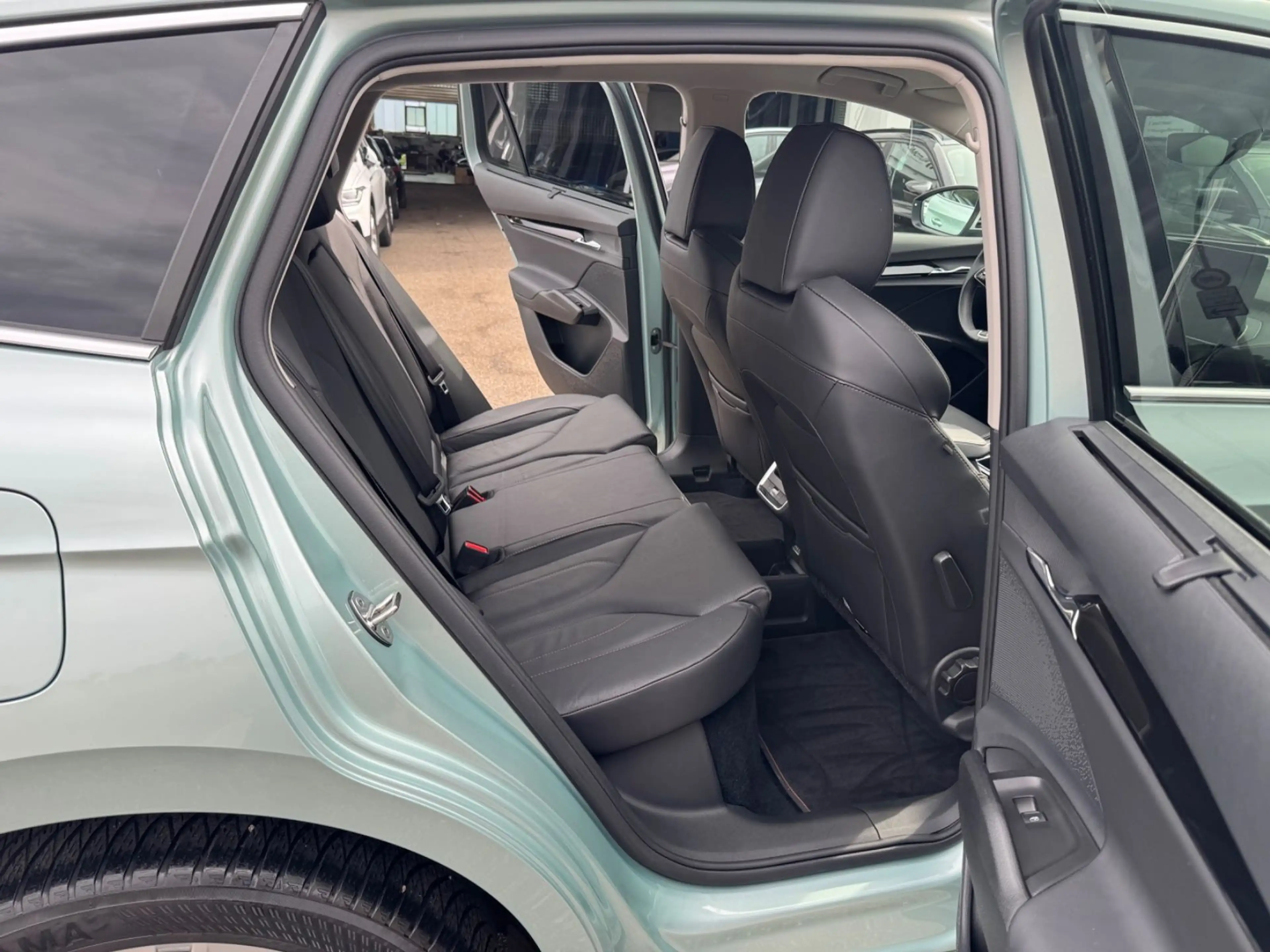 Skoda Enyaq iV 80x 4x4 Suite Navi LED 360° Wärmepumpe — photo 14