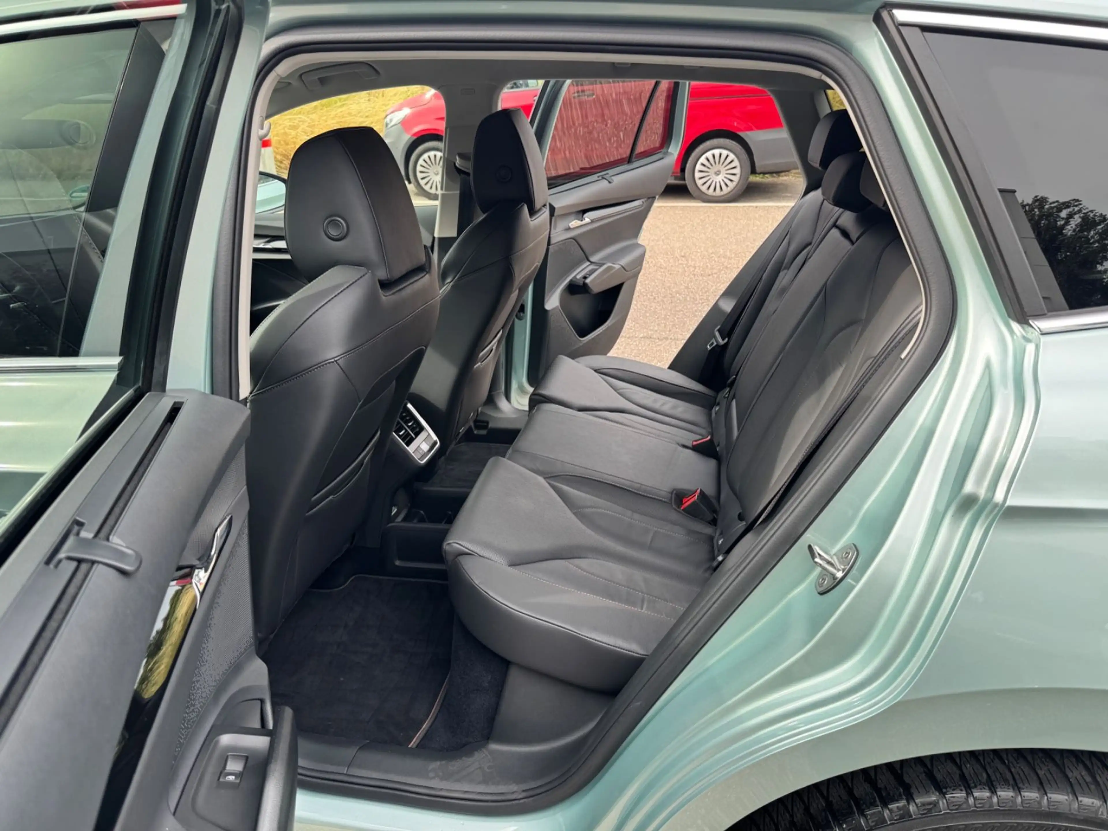 Skoda Enyaq iV 80x 4x4 Suite Navi LED 360° Wärmepumpe — photo 13