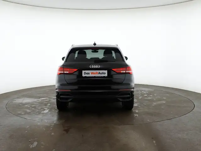 Audi Q3 view 8