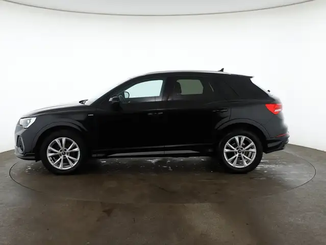 Audi Q3 view 6