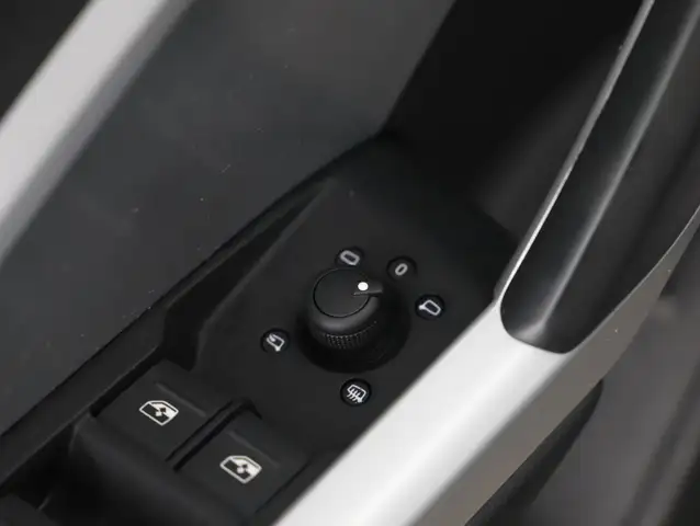 Audi Q3 view 11