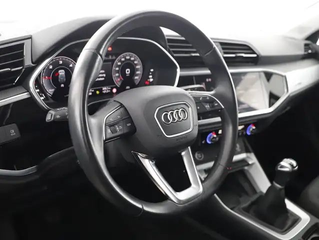 Audi Q3 view 13