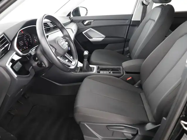Audi Q3 view 9