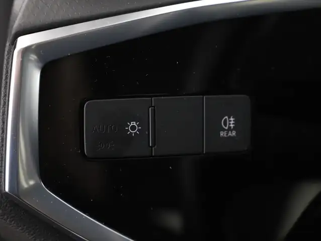 Audi Q3 view 12