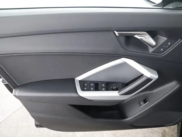 Audi Q3 view 10
