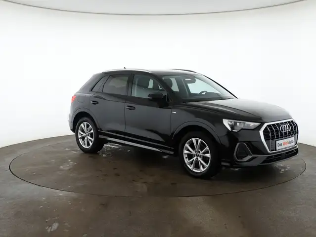 Audi Q3 view 3