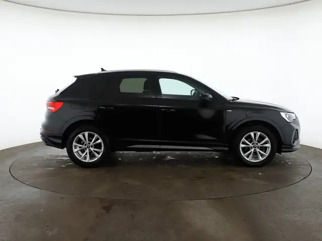Audi Q3 view 5