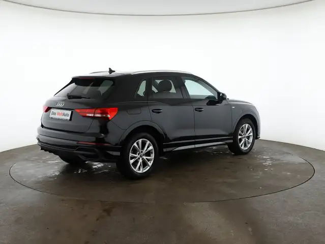 Audi Q3 view 4