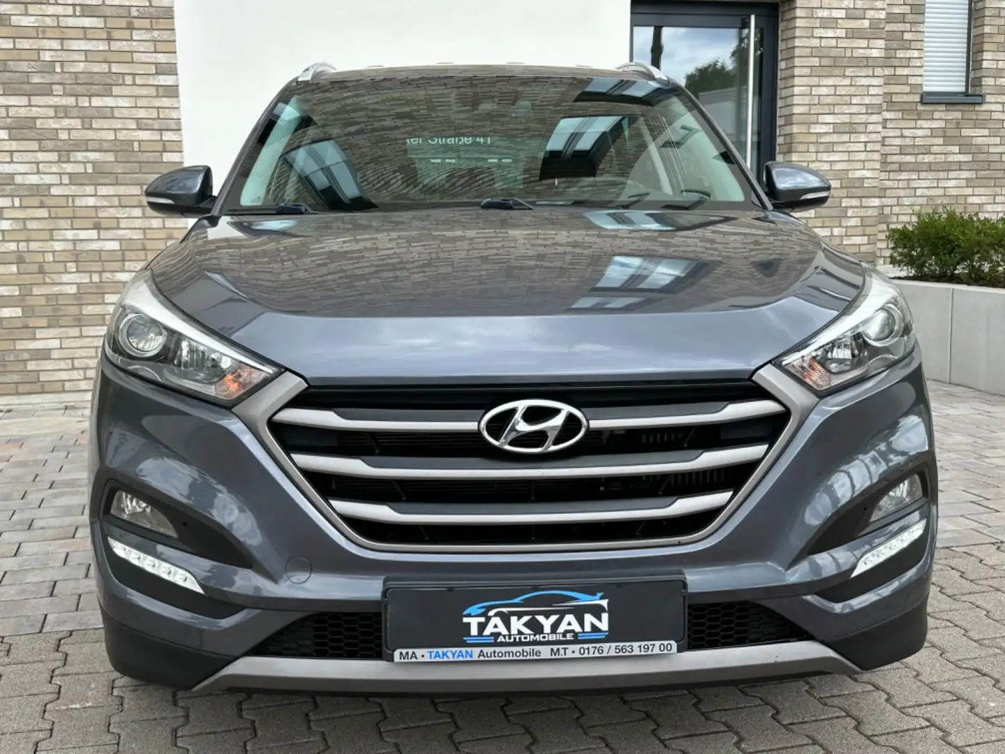 Hyundai TUCSON Intro Edition 4WD*Automatik* Grau - 2