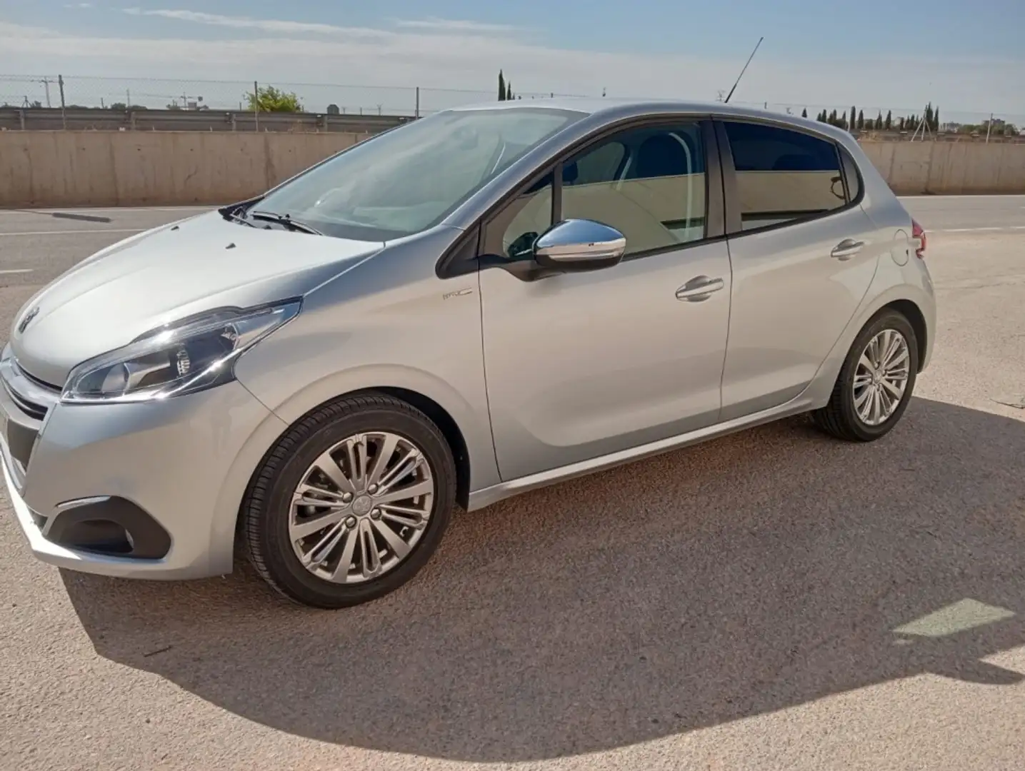 Peugeot 208 1.6BlueHDi Like 75 Zilver - 1