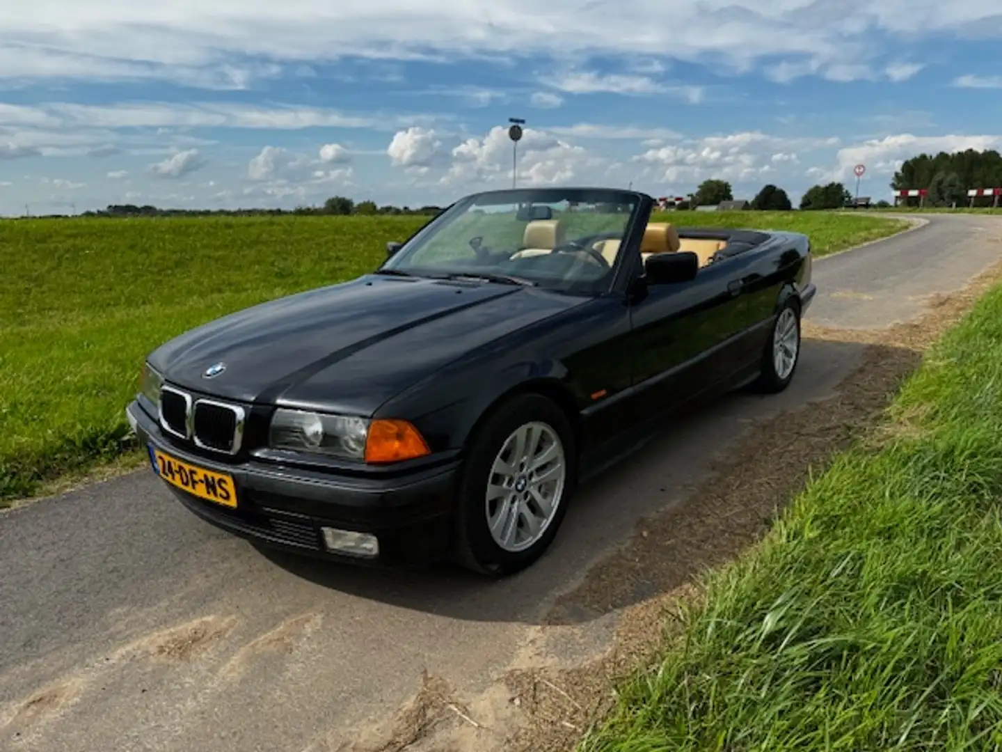 BMW 320 320i Executive Zwart - 1