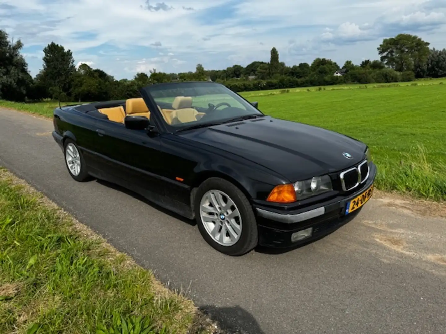 BMW 320 320i Executive Zwart - 2