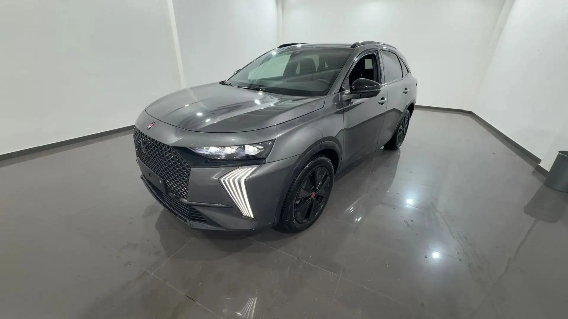 DS Automobiles DS 7 DS7 1.5 bluehdi Performance Line+ 130cv Gris - 1